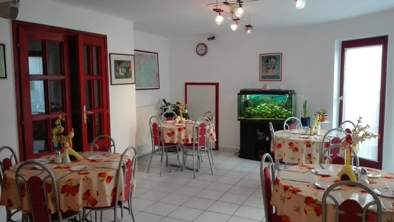 Bed and Breakfast Ria Panzio Esztergom Esterno foto